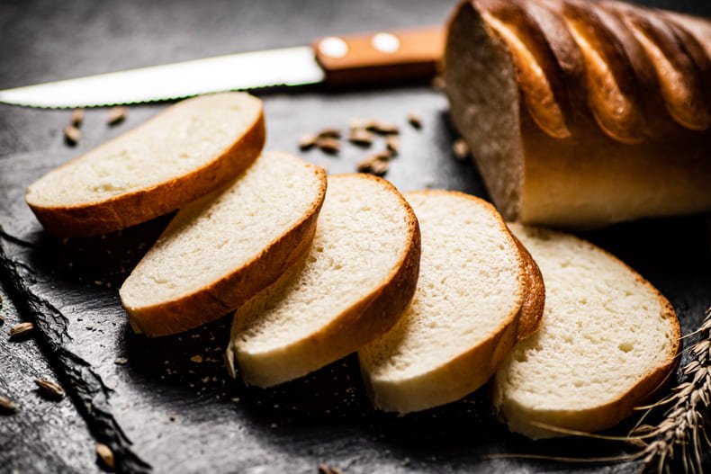 Gluten odpowiada za konsystencję białego pieczywa.