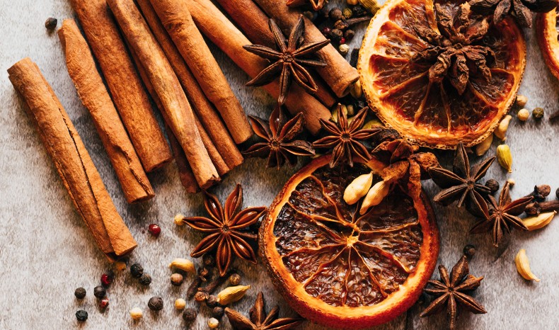 Przyprawy i suszone owoce na stole - przyprawy rozgrzewające