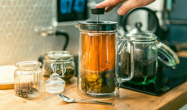Parzenie herbaty i ziół w szklanym dzbanku